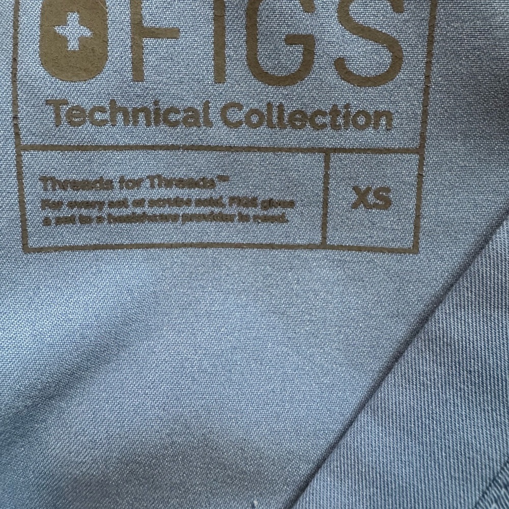 Figs Blue Short Sleeve Two Pocket Scrub Top - Picture 3 of 3